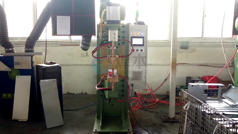 焊本調(diào)試鍍鋅板螺母中頻點焊機