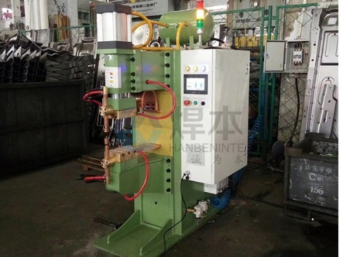 青島焊本為某客戶安裝調(diào)試M16法蘭螺母中頻點(diǎn)焊機(jī)