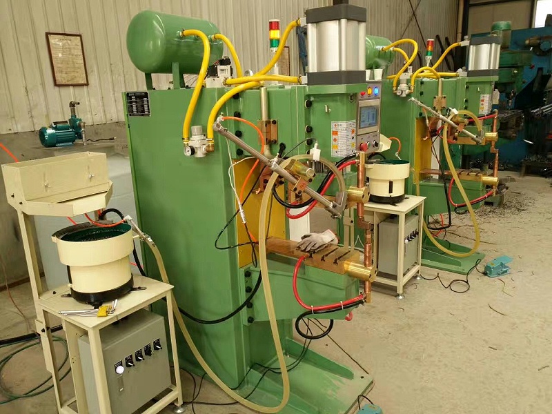 螺母輸送機(jī)搭載點(diǎn)焊機(jī)